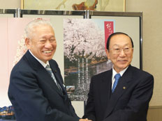 金沢市との観光交流／第一弾で「だるま」配布