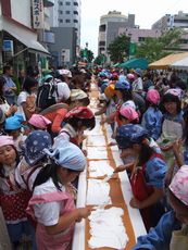 二百人でなが〜いロールケーキ完成