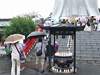 小雨の万灯会に参詣者